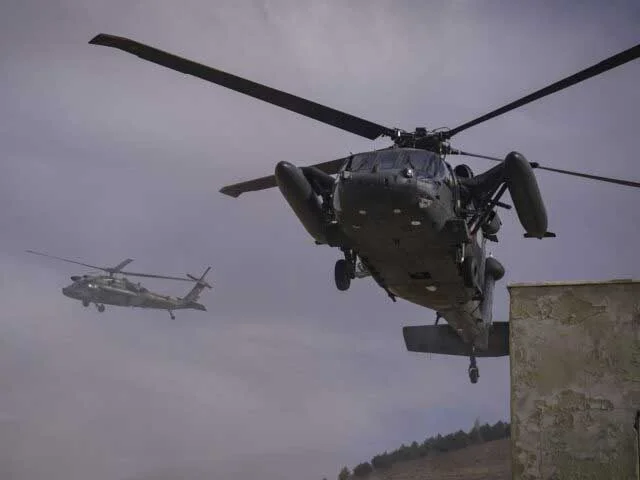 Militär Helikopter stürzt in der Luft, sechs Tote in der Türkei