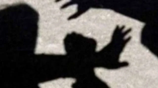 Babai në gjendje të dehur rrah djalin në Gjakovë