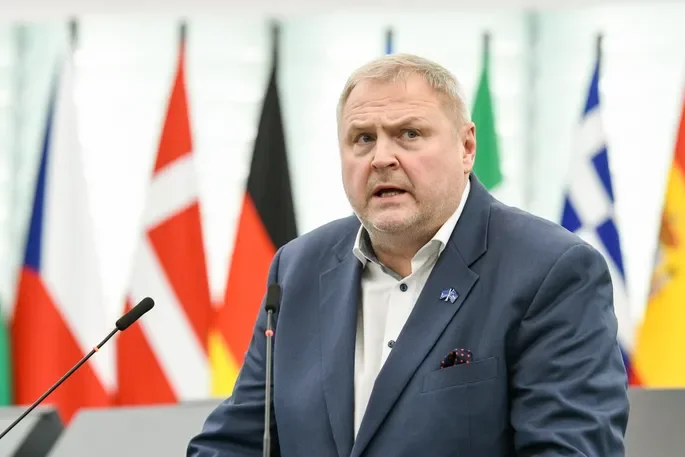Le rapporteur de l'UE pour le Kosovo tient une conférence pour une mission d'enquête de trois jours