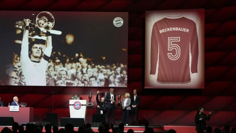 Baiern Munich retire le numéro 5 fanella en l'honneur de Beckenbauer