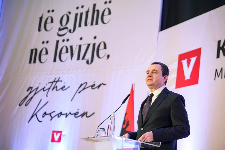 Candidat au poste de Premier ministre en campagne contre les médias, AGK réagit
