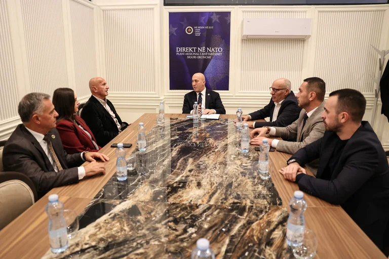 Haradinaj presenta Greta Kryeziu: Los mejores profesionales se unen a nuestra visión de un Kosovo ganador