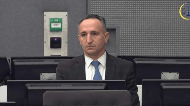 Smakaj est libéré sous caution, assigné pour deux mois