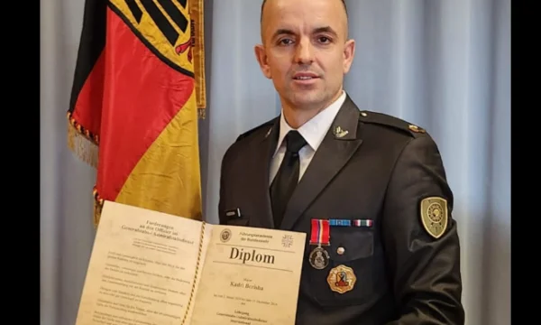 Oficial de la KSF graduándose en Alemania