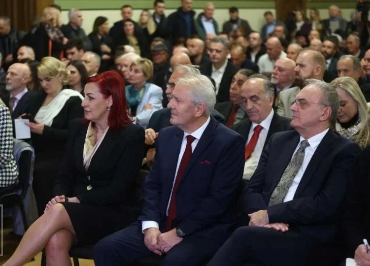 Albin Kurti pronuncia discurso en Bosnia, Martin Berishaaj lo entrega de la línea uno