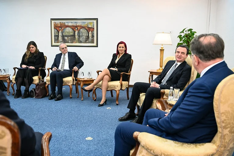 El gobierno se llevó a cabo en las reuniones de Kurti junto a Martin Berishajan: Él es responsable de Bosnia