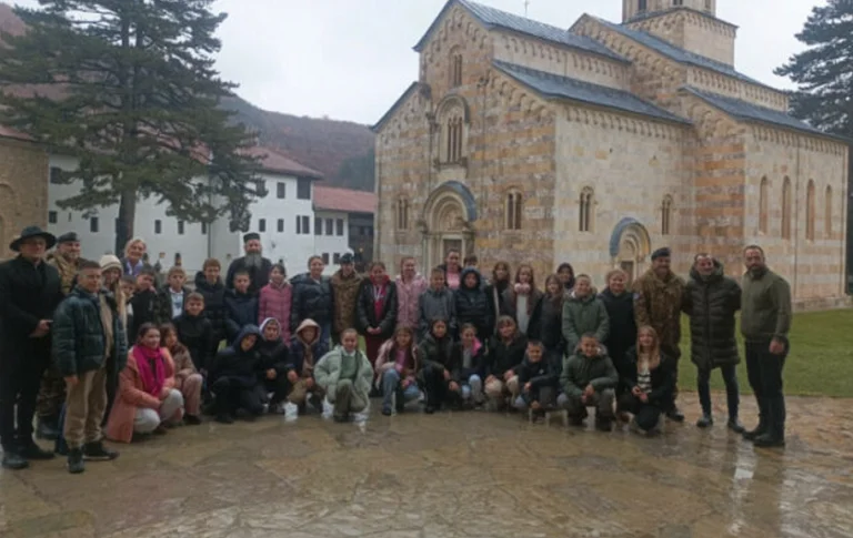Des enfants albanais visitent le monastère Decani