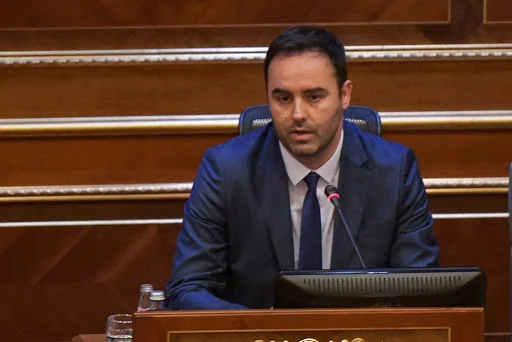 Konjufca: E turpshme për Abazoviqin që qëndroi gatitu kur u këndua kënga “Do të kthehemi në Kosovë”
