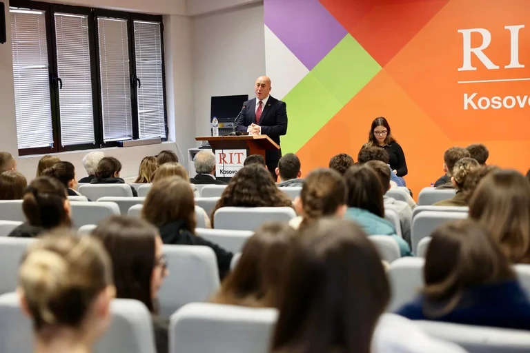 Haradinaj dans RRI, promet des augmentations de salaire pour les travailleurs de l'éducation jusqu'à 50%