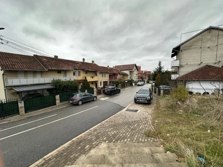 Bloqueado por la carretera que conduce a la casa de Hajredin Kuchi,
