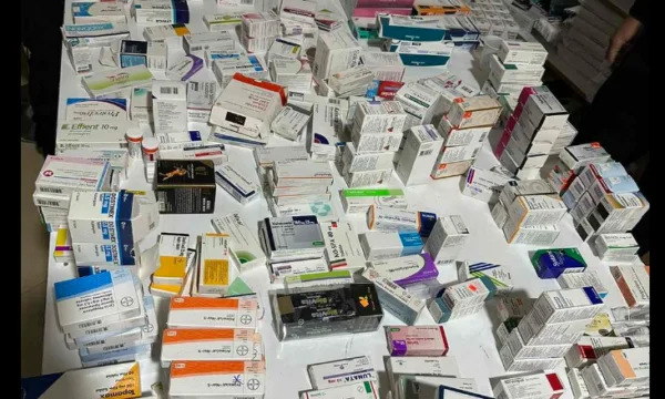 Sospechoso de vender drogas contrabandadas, entrevistada por una mujer
