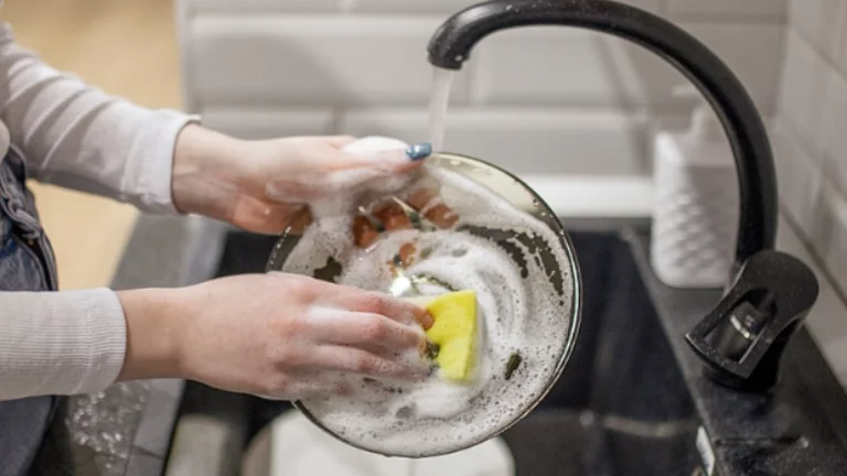 A mistake many make when washing dishes
