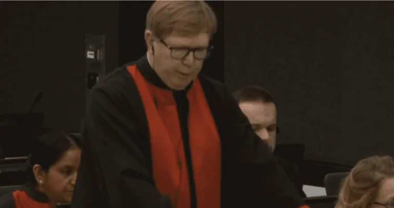La défense de Wessel contredit les questions de la cour contre Bachata : Vous essayez de conclure que l'état-major général avait des responsabilités collectives