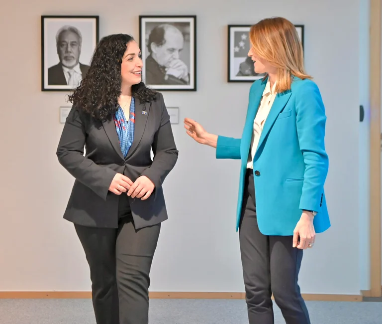 Osman se reúne con Metsola, publica imágenes de fondo de Rugova
