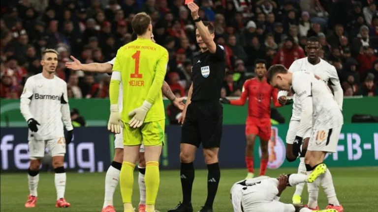 Neuer consiguió la primera tarjeta roja en su carrera, ver la terrible reacción que le expulsó.
