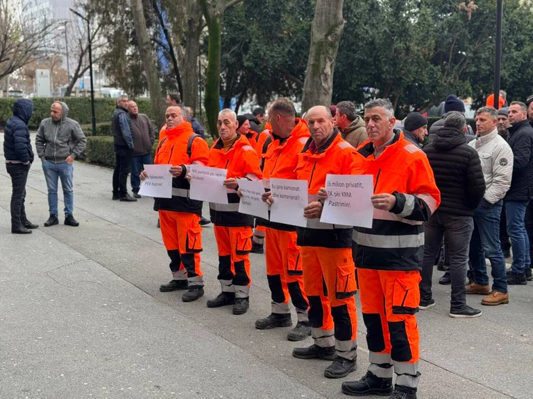 “Cleaning” again protest in front of municipality against commitment to private waste collection