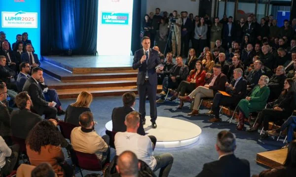 Abdixhiku hoy en el Salón Rojo de Pristina presentó el programa de cultura, deportes y turismo