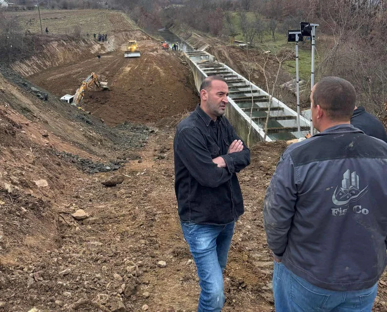 Daut Haradinaj heads to the site where the blast occurred, meets police officials and workers of Iber-Lepenci