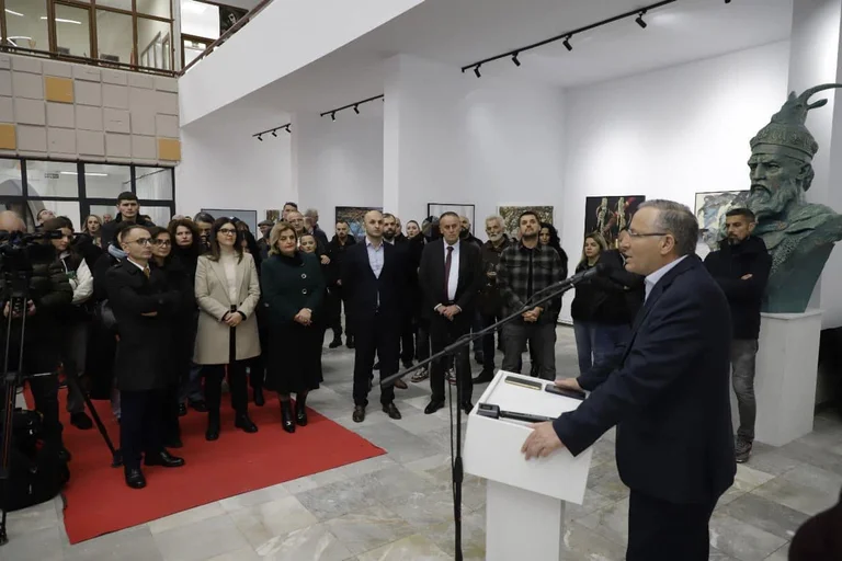 Bedri Hamza à Mitrovica inaugure les installations rénovées du Centre de culture et de théâtre de la ville