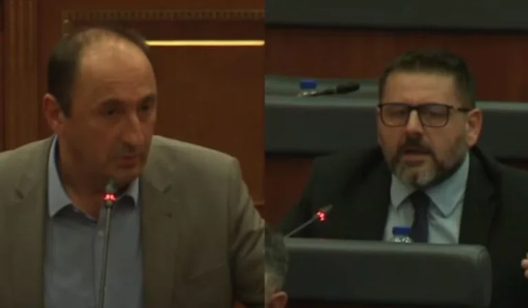 Berisha demande à Naser Hafizi s'il est un voleur, Aliu répond : Il est en prison.