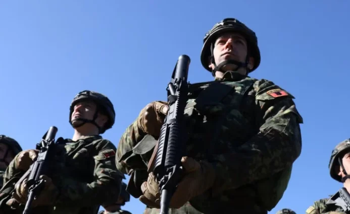 Albania presta atención al fortalecimiento del ejército, pide 2.100 reserva