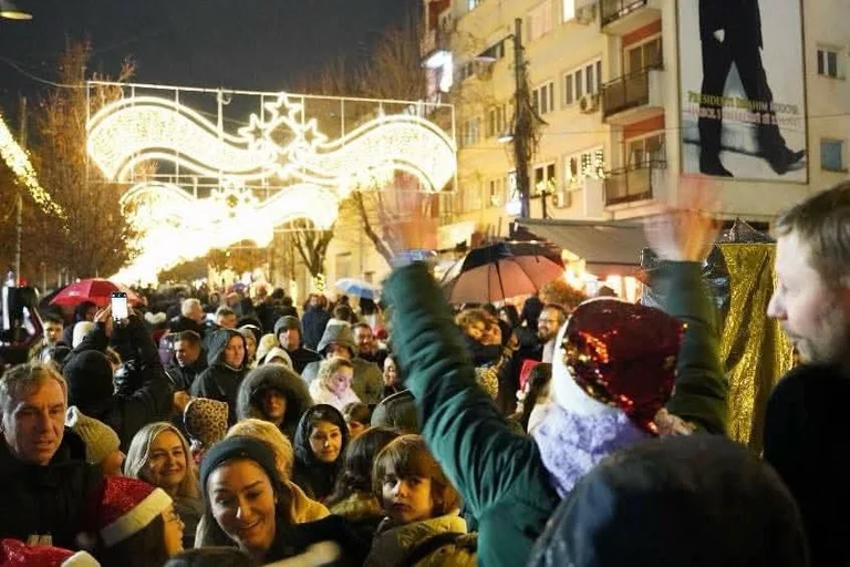 Pristina strade principali illuminano per le vacanze di fine anno