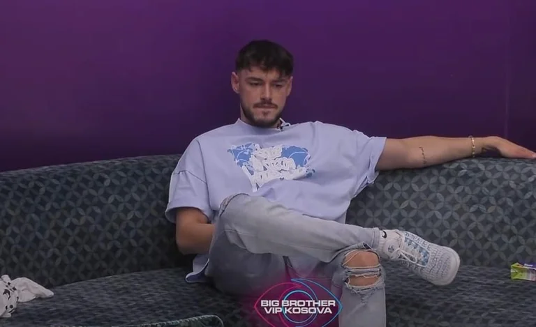 El choque con Leela, Leo, se siente traicionado por ella
