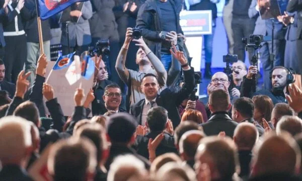 Abdixhiku publie des images de la réunion de Gjilan : le temps de surmonter la division et un fort isolement au Kosovo