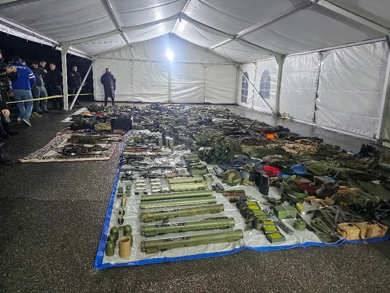 Guns, uniformes, balles, zoos et autres équipements ici aujourd'hui pendant le raid sur Zubin Potok