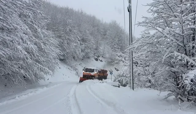 Nieve hasta 20 pulgadas [30 cm] en Korca, varias carreteras están bloqueadas, y algunos pueblos permanecen sin energía