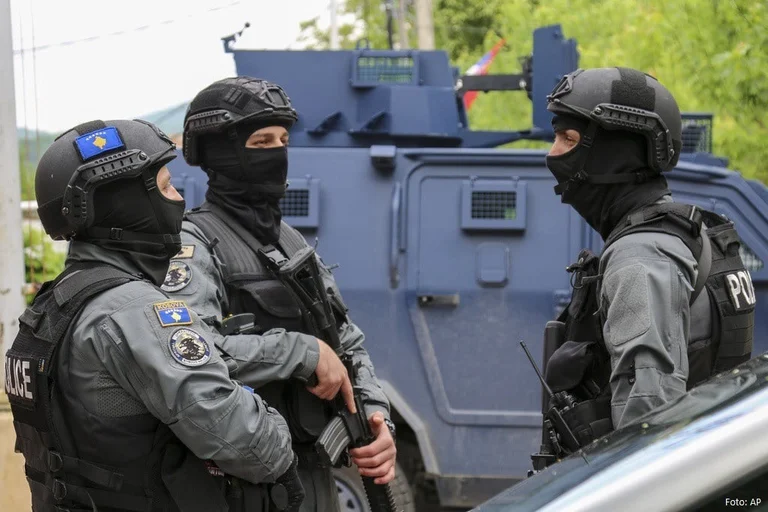 Polizei ruft außergewöhnliche Konferenz um 5:30 Uhr im Spezialeinheitenzentrum “Enver Zymberi”