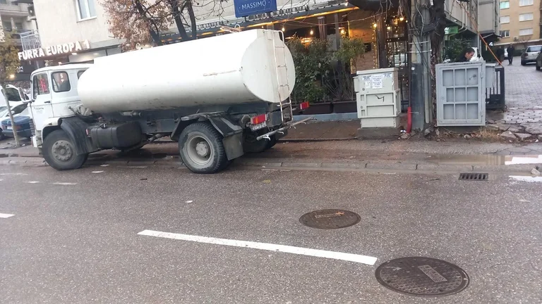 Tanques de agua en Fushe Kosovo, CRU Pristina anuncia ciudadanos cuando pueden ser suministrados
