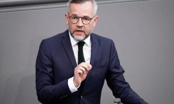 Deputeti Roth me ironi për dinarin: Disa mund të bezdisen por madje edhe në Gjermani paguajmë me euro – jo dollarë ose funta