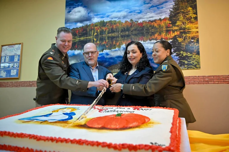 Osmani aus Camp Bondsteel für die Thanksgiving-Party -- Grateful für ihr Engagement für Frieden und Sicherheit in Kosovo