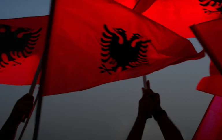 Die US-Botschaft gratuliert Albanien zum 80. Jahrestag der Befreiung: Zeit zu Ehrenopfern