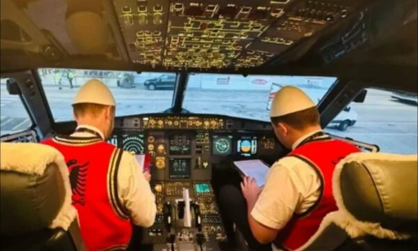Tagesfoto Rama veröffentlicht Bilder von Piloten in nationaler Kleidung