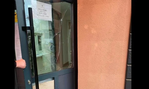 Le PDK condamne fermement l ' acte criminel de lancement de grenades dans le bâtiment municipal de Zvecan