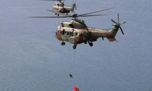 Les forces armées portent un drapeau rouge à Vlora