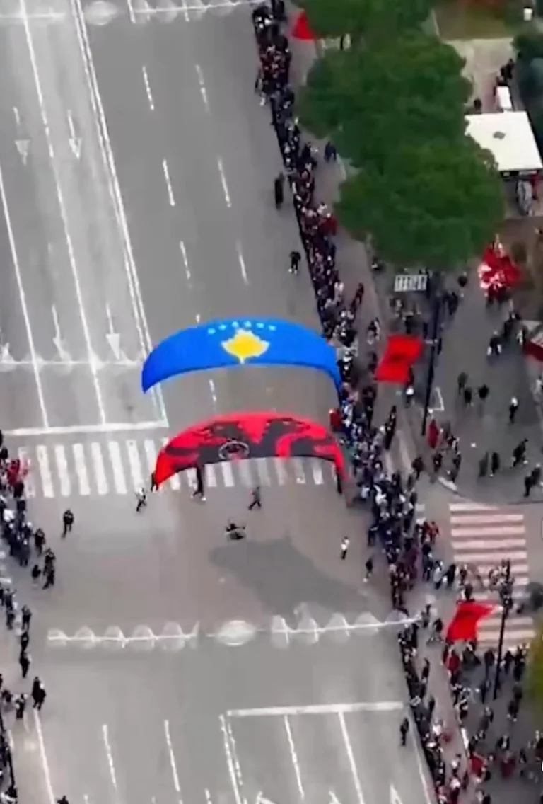 Edi Rama affiche une vidéo avec des craintes portant les drapeaux de deux états : La prochaine ligne jamaïcaine est le Kosovo est l'Albanie