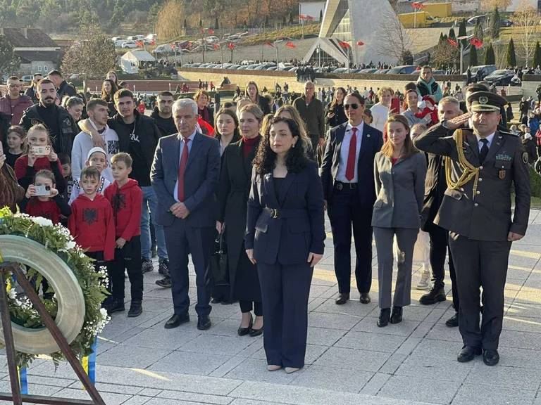 Osman rend hommage à Prekaz : Nous nous engageons devant les tombes de Yashar à protéger tous les coins du Kosovo