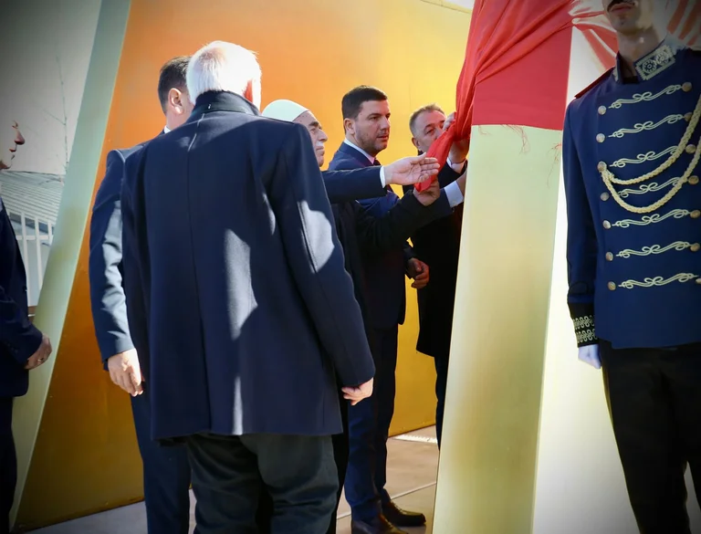 Krasniqi: Nous avons inauguré le mémorial de la première apparition publique de l'UCK dans Lausa de Drenica