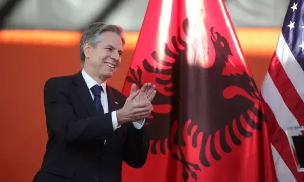 Blinken félicite les Albanais pour leur indépendance : l'Albanie a illustré des valeurs de désir de paix et de sécurité