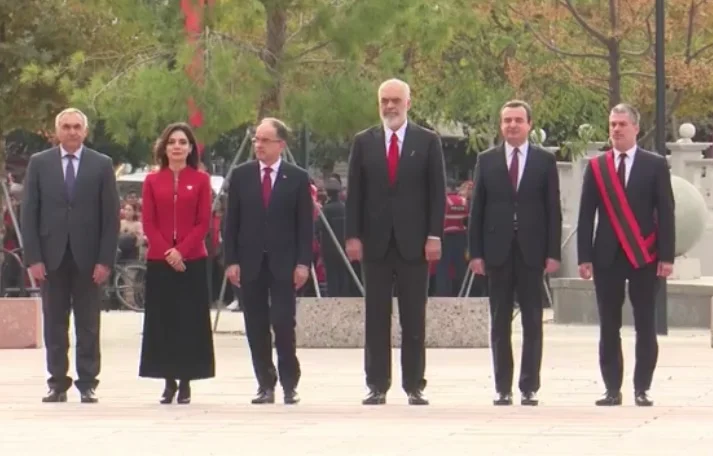 Kurti en Albanie pour le 112e anniversaire de l'indépendance est vu avec Rama (Pamje)