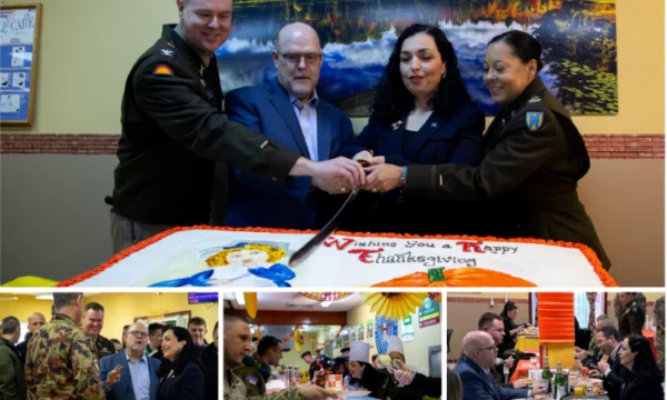 Ravenier begleitet von Osmani feiert Thanksgiving mit amerikanischen Soldaten, die im Kosovo dienen