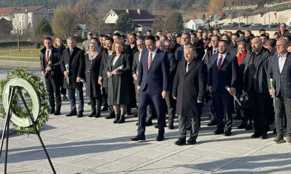 Konjufca avec des ministres homazhe à Prekaz, Kurti