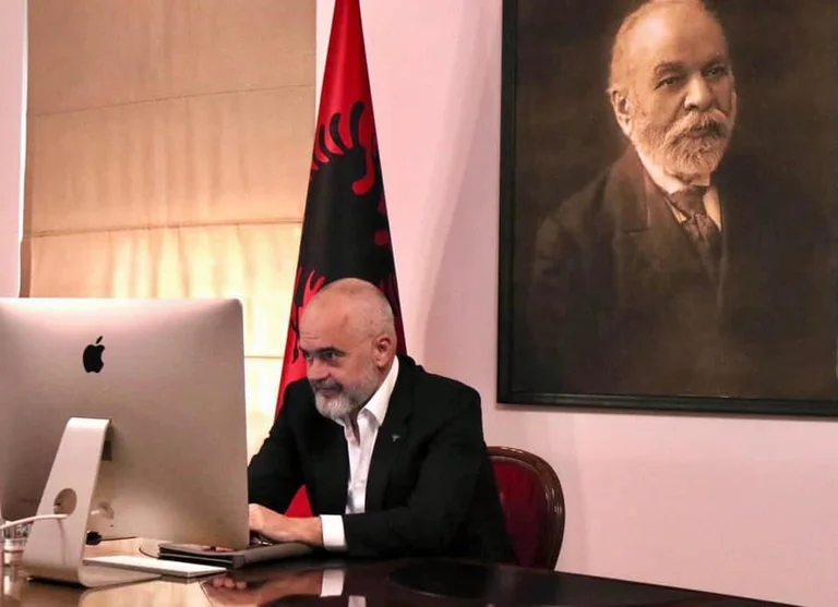 Edi Rama: Avec le son de la chanson pour vous, Homeland, heureux 28 novembre