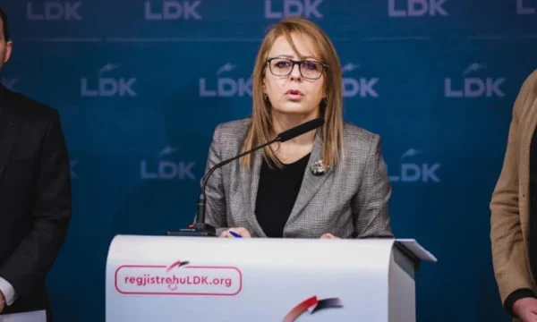 Bajrami ironiert mit Kurts Versprechen der Munitionsfabrik, erinnert ihn an die schlechten Nachrichten, die er getan hat.