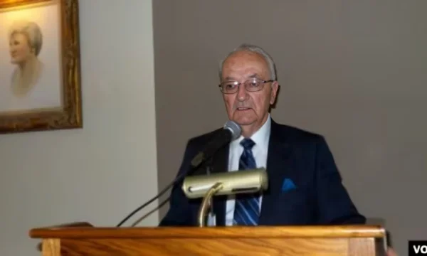 Le militant albanais-américain Prof change les vies. Sami Repesti