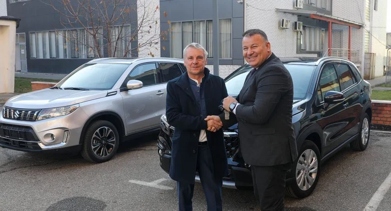 La police du Kosovo accepte le don de deux véhicules d'Allemagne