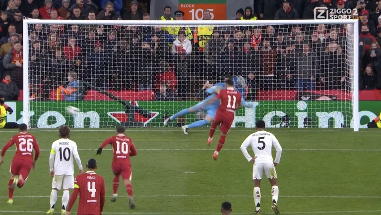 Après que Muckpe et Salah ont manqué la pénalité pour Liverpool, la balle sort de la porte